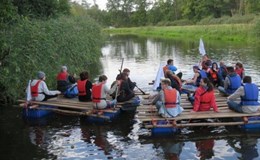 Gemeinsam gebaut zur gemeinsamen Floßfahrt 
